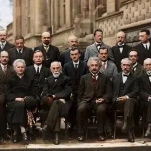 爱因斯坦为什么能在科技又不怎么发达的情况下，提出那么超前的理论？-如意