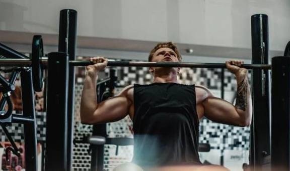 图片[1]-过度训练：9个症状表明你在健身房练得太狠了 - 如意-如意