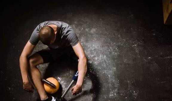 图片[2]-过度训练：9个症状表明你在健身房练得太狠了 - 如意-如意