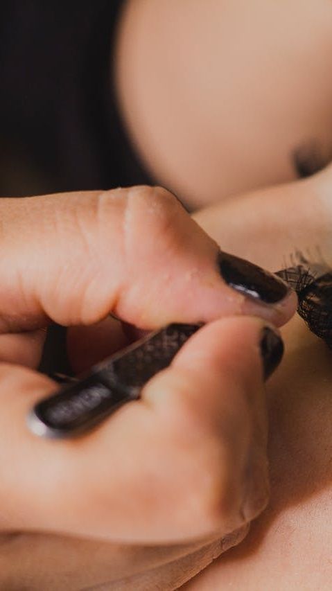 做完双眼皮为什么显假?