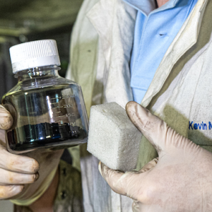 莱斯大学和福特公司合作 利用闪速加热工艺从汽车塑料中回收石墨烯-如意