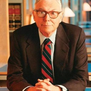 他平易近人，作为股神巴菲特的黄金搭档，“行走的百科全书”-如意