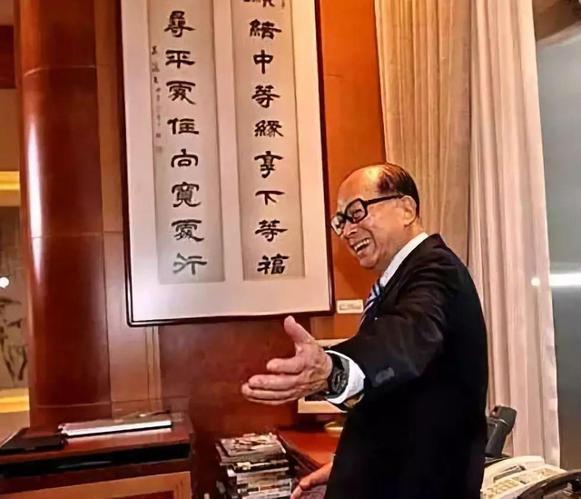 图片[2]-李嘉诚办公室有多大？才20平，巴菲特的更小，而且已经租了快60年 - 如意-如意