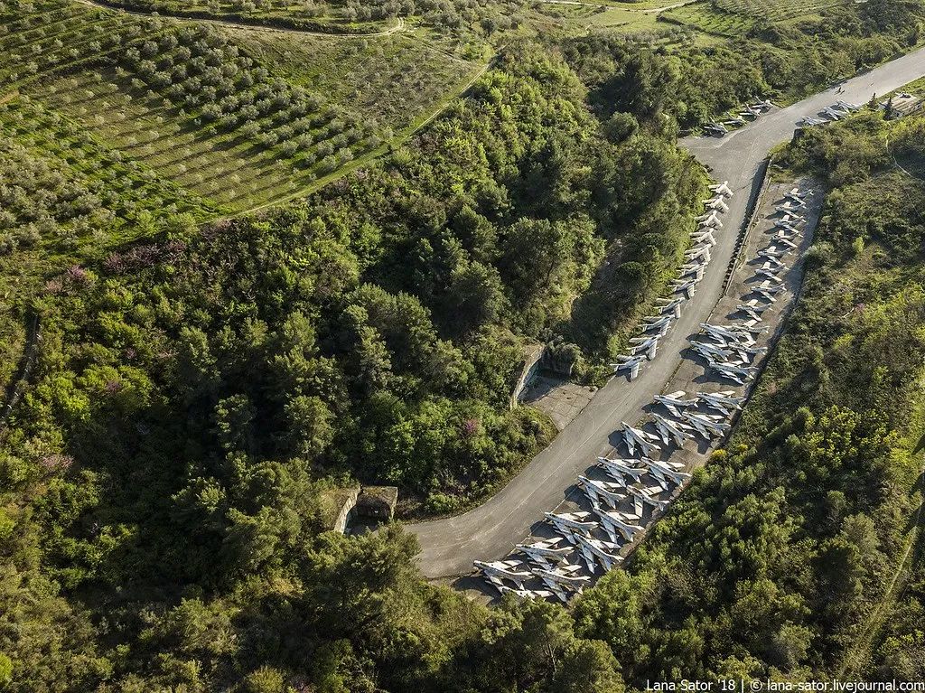 隐藏在“东欧”地下的秘密空军基地 - 如熠起源网-如熠起源网